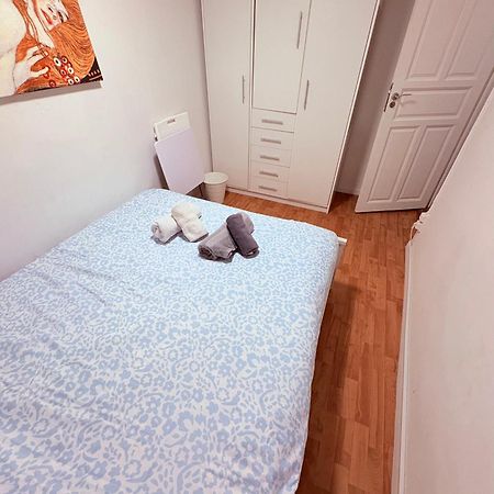 Stunning Flat For 6 People 3 Blocks From The Beach Plus Welcome Breakfast Barcelona Kültér fotó