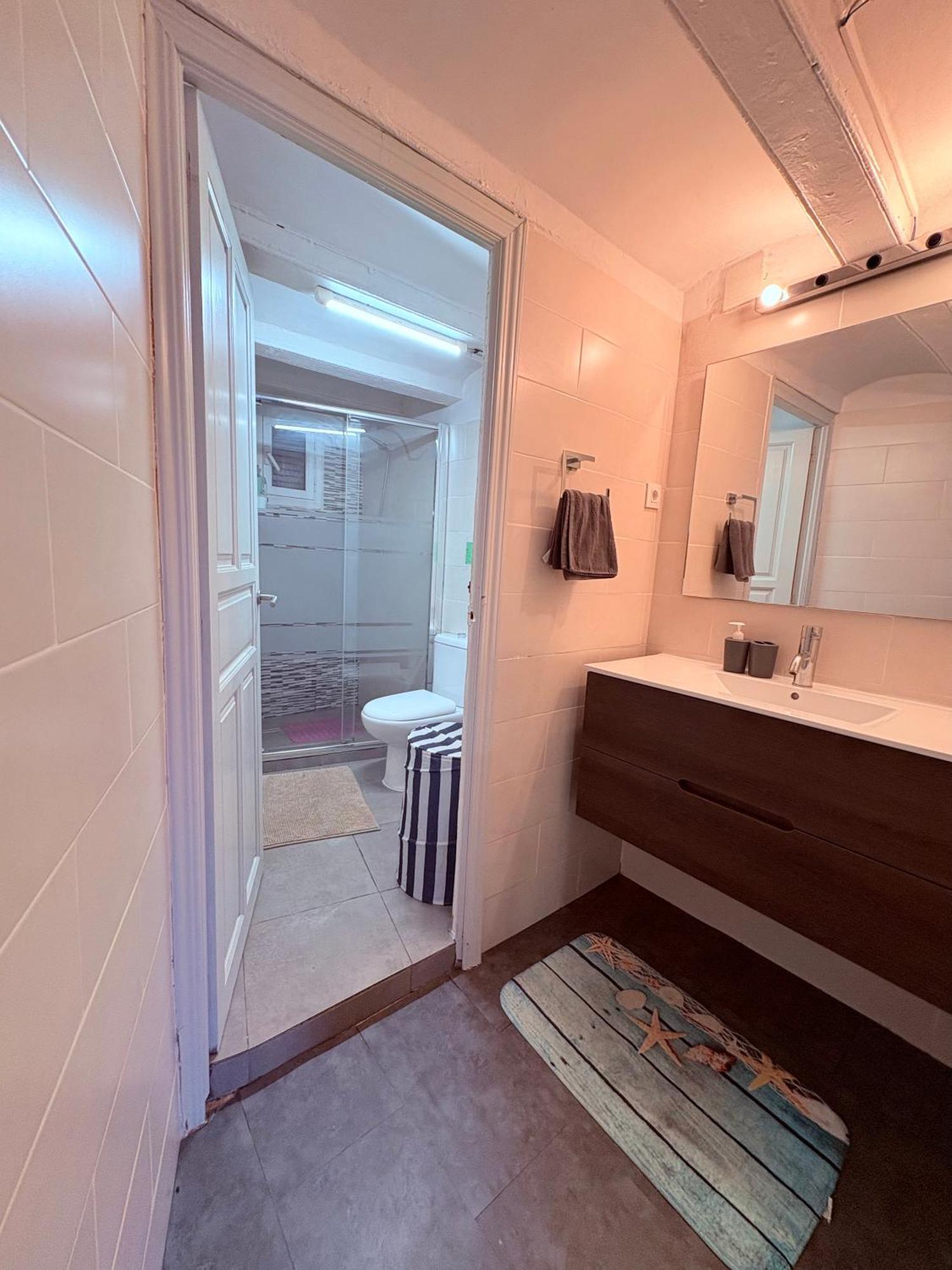 Stunning Flat For 6 People 3 Blocks From The Beach Plus Welcome Breakfast Barcelona Kültér fotó