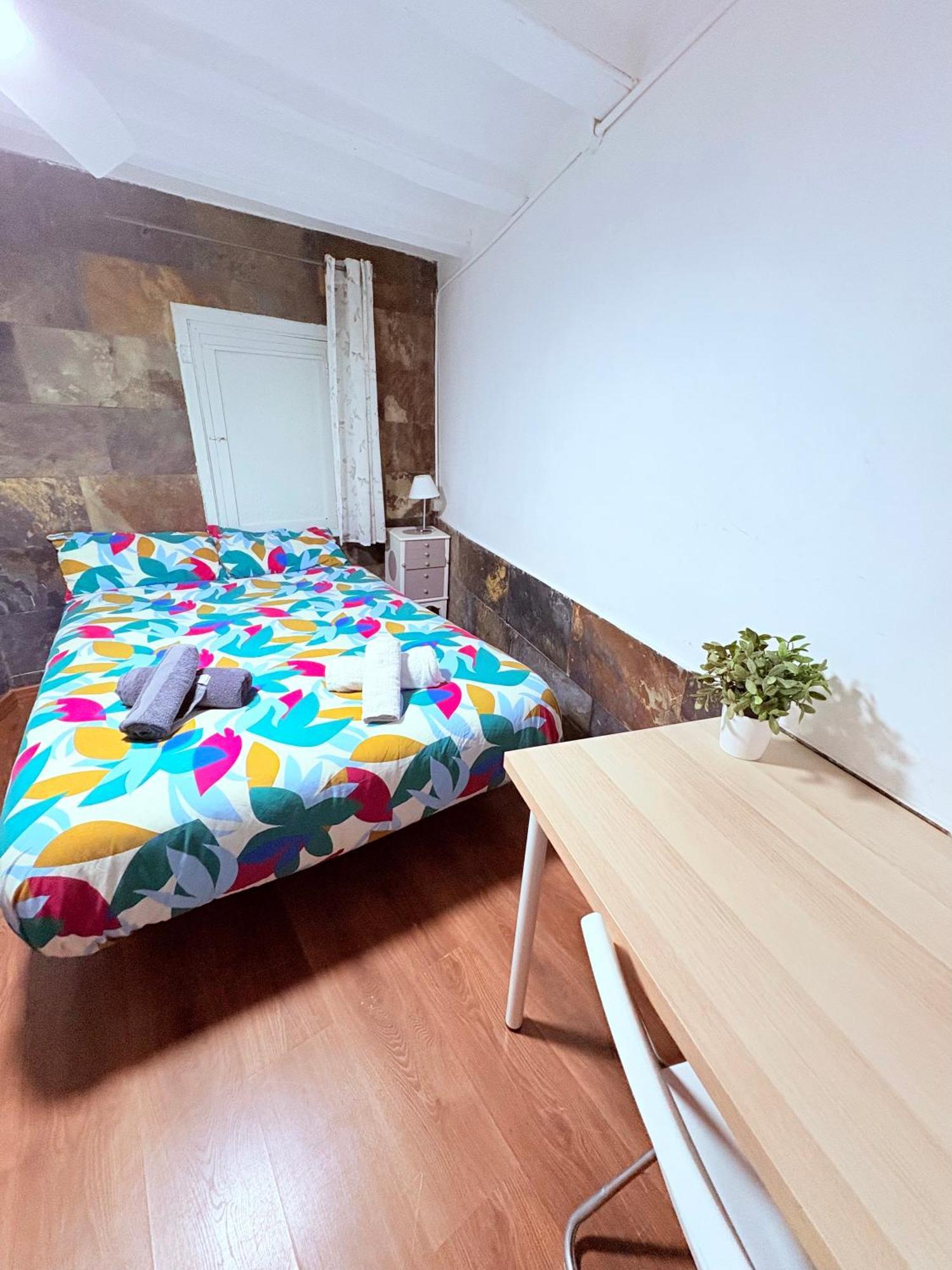 Stunning Flat For 6 People 3 Blocks From The Beach Plus Welcome Breakfast Barcelona Kültér fotó