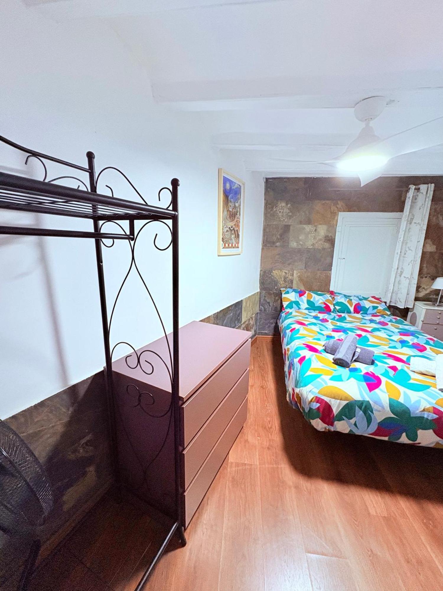 Stunning Flat For 6 People 3 Blocks From The Beach Plus Welcome Breakfast Barcelona Kültér fotó